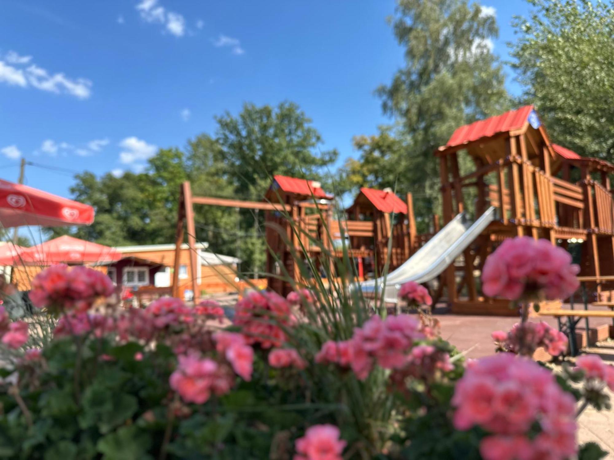 Ferien-& Erlebnispark Ploetzky Hotel Schönebeck Екстериор снимка